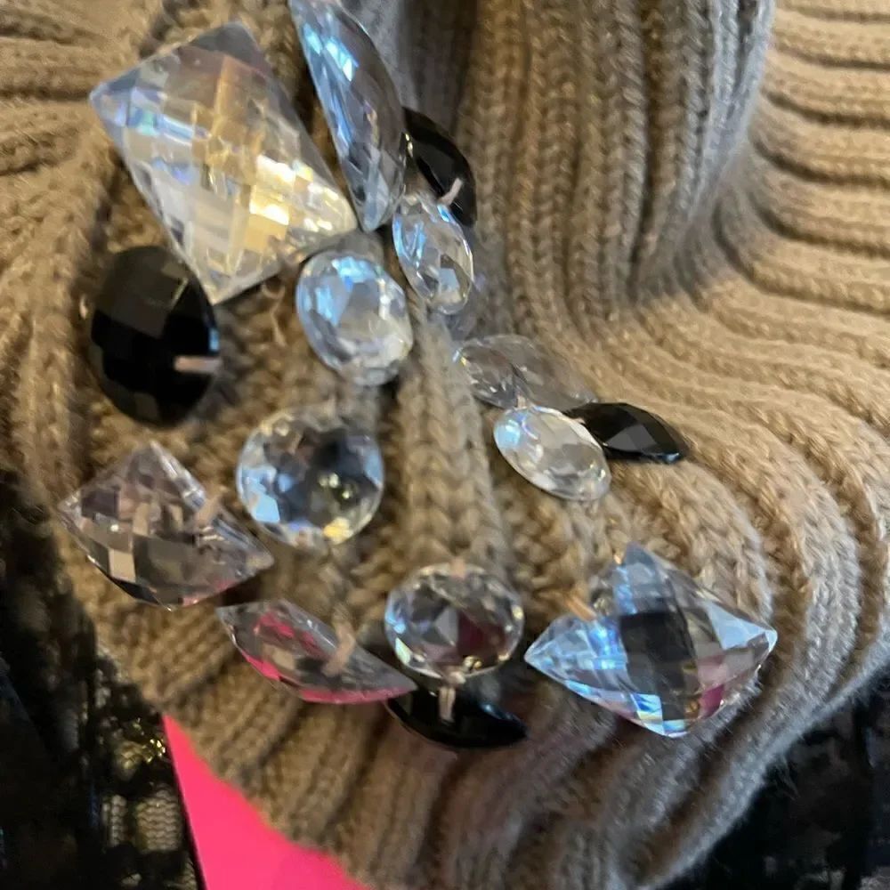 Betsey johnson
Tan knit w/jewel rhinestone crystal snood/scarf neck warmer - Picture 4 of 4
